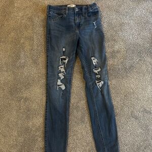 Skinny jeans with rips .